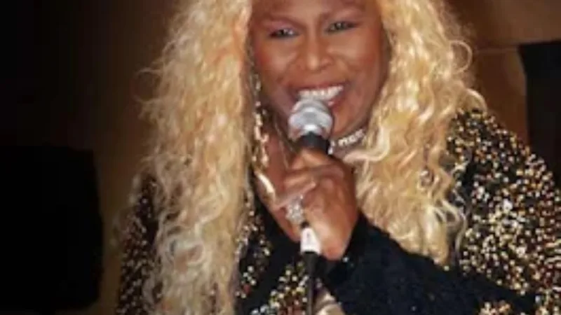 Holle Thee Maxwell : Queen of Entertaining Entertainers