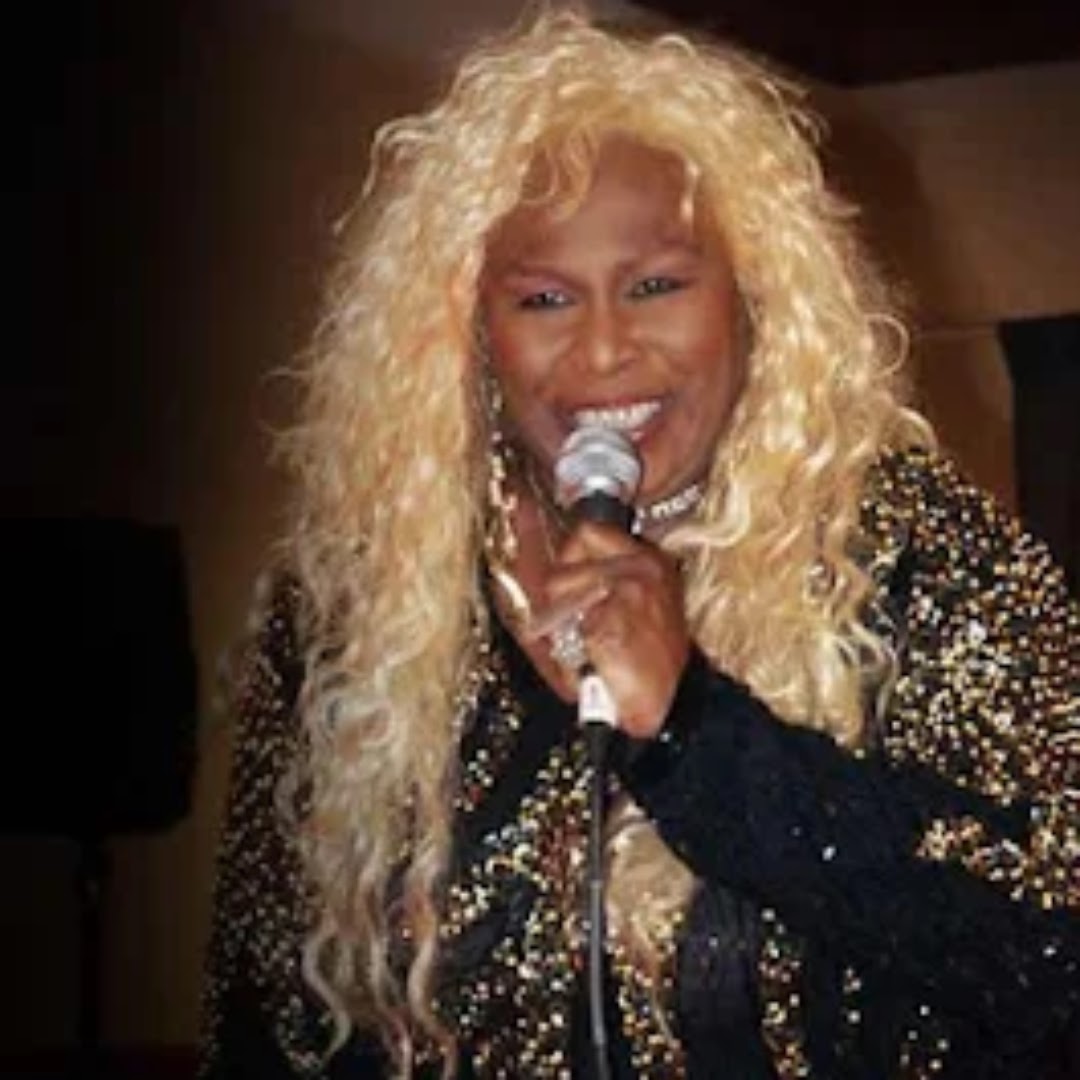 Holle Thee Maxwell : Queen of Entertaining Entertainers